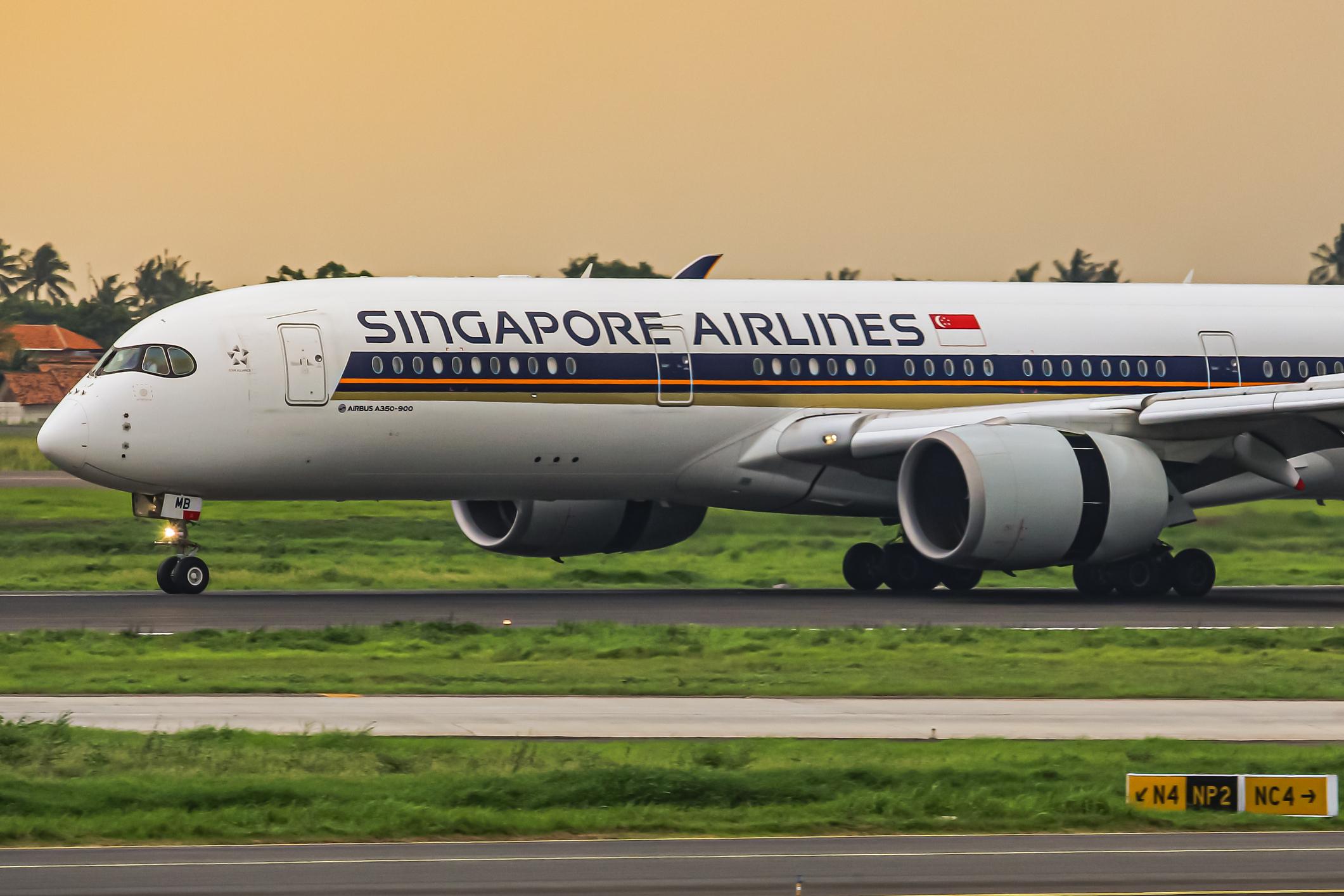 Singapore Airlines A350-900 when deployed her thrust reverse